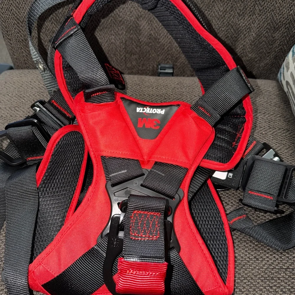3M Protecta Red Safety Harness - Picture 1 of 3